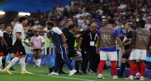 لحظات حطمت الأعصاب.. هل عاقب الحكم منتخب مصر لارضاء فرنسا؟ (قانون اللعبة)